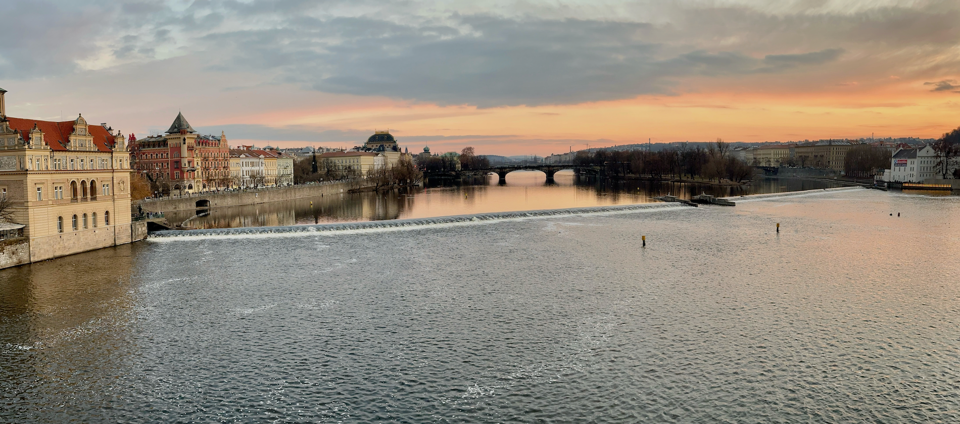 Le fleuve VLTAVA vue du pont Charles.